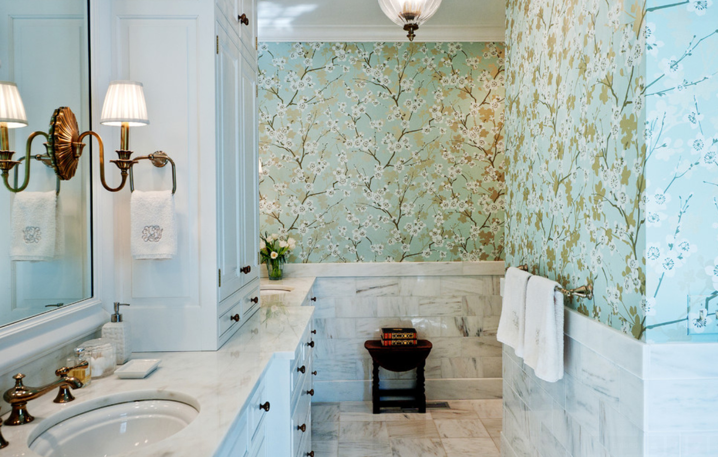 Ванная комната с мятными цветочными обоями