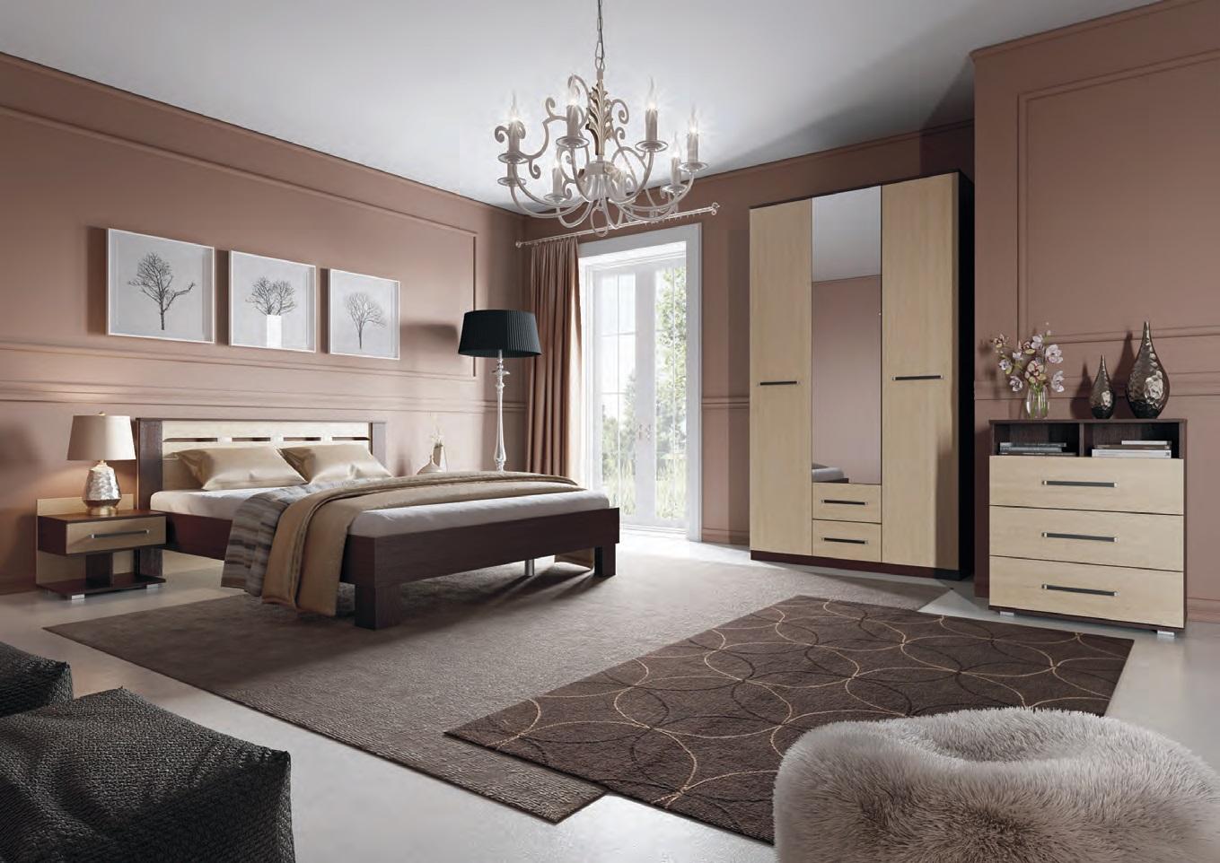 Красивая люстра в бежево-коричневой спальне в стиле модерн