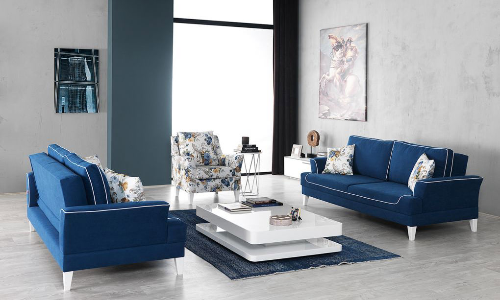 Синие диваны и ковер в гостиной