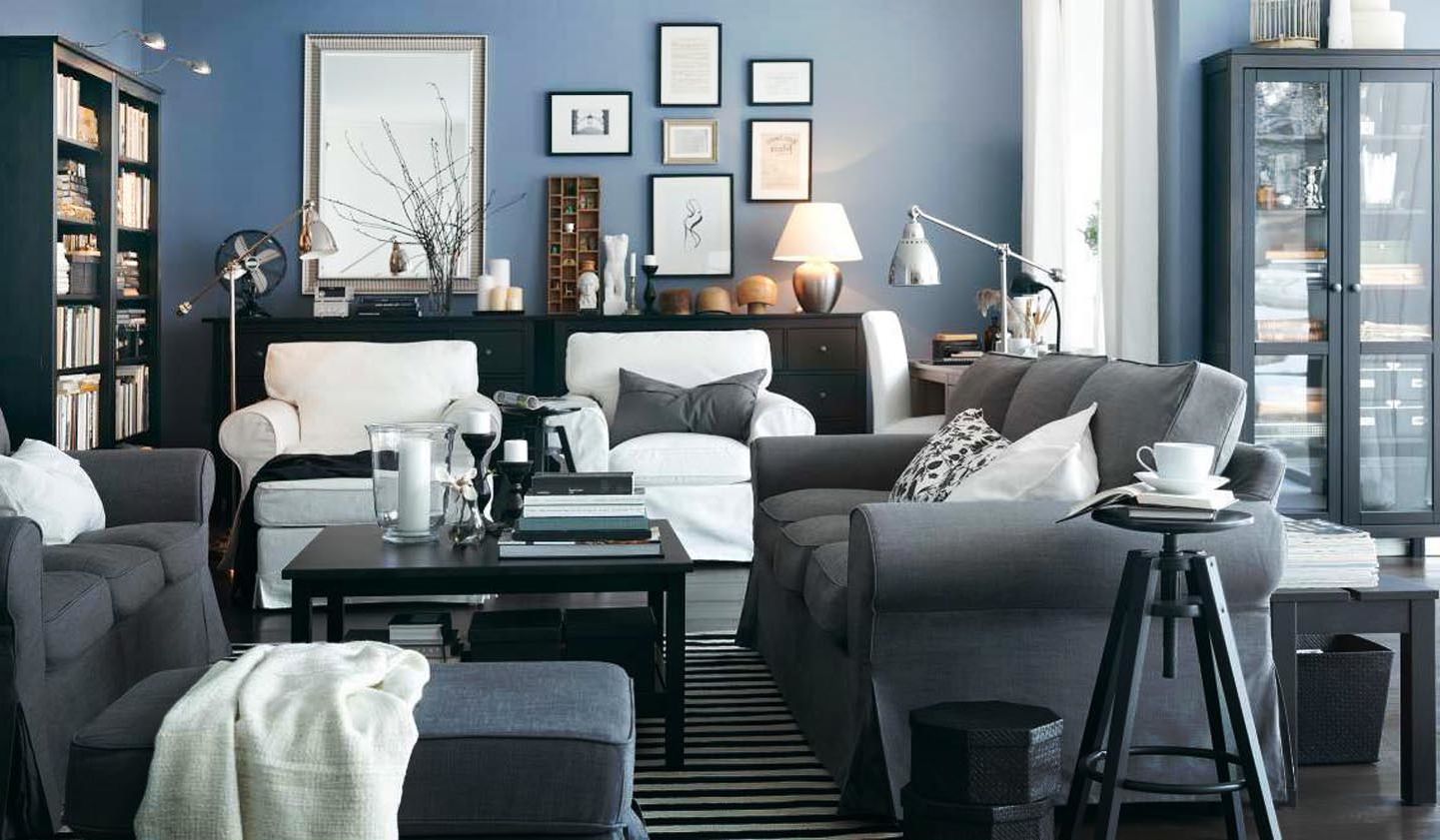 Торшеры и настольная лампа в гостиной с синими стенами