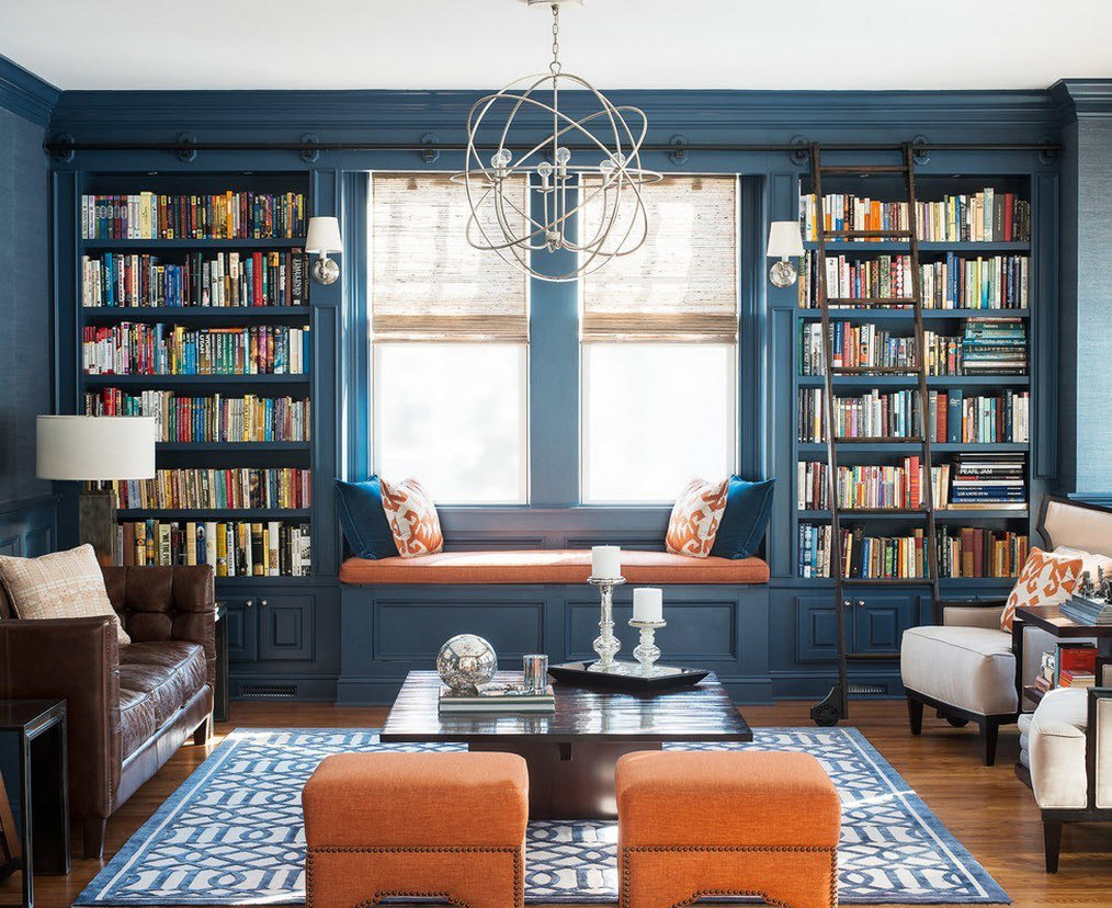 Синие стены, книжные шкафы и ковер в гостиной