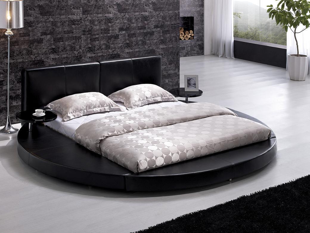 Черная круглая кровать с прямоугольным матрасом