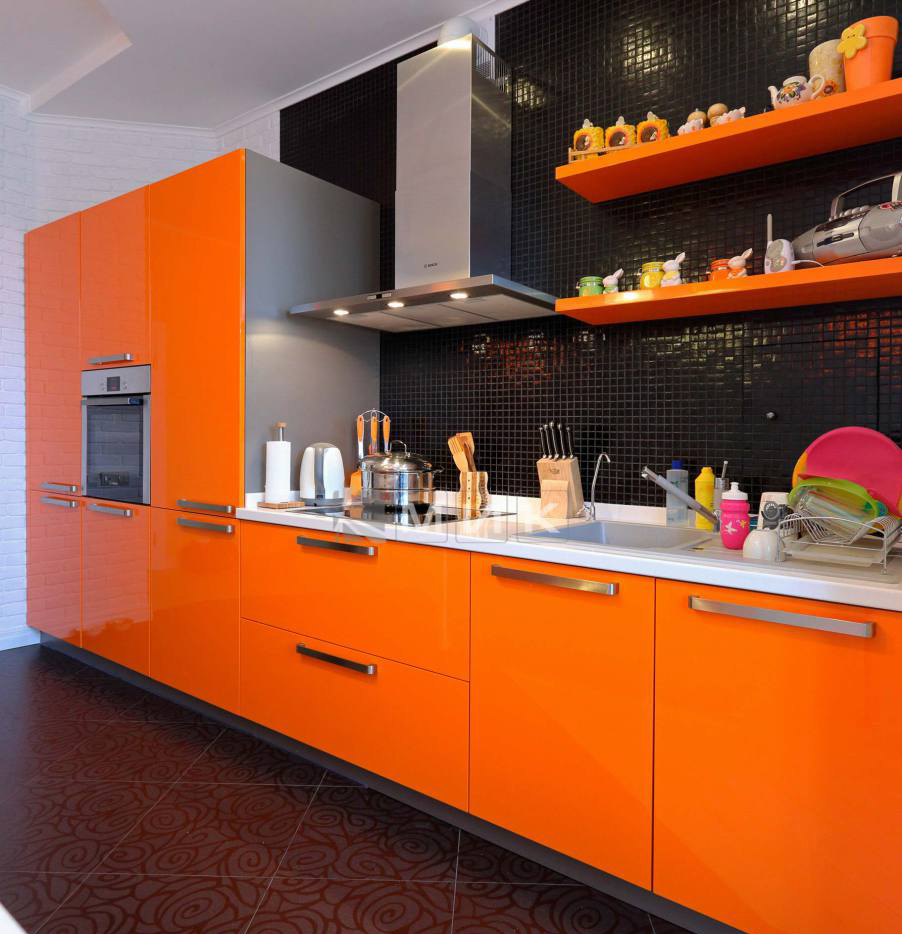 Черный фартук в оранжево-белой кухне