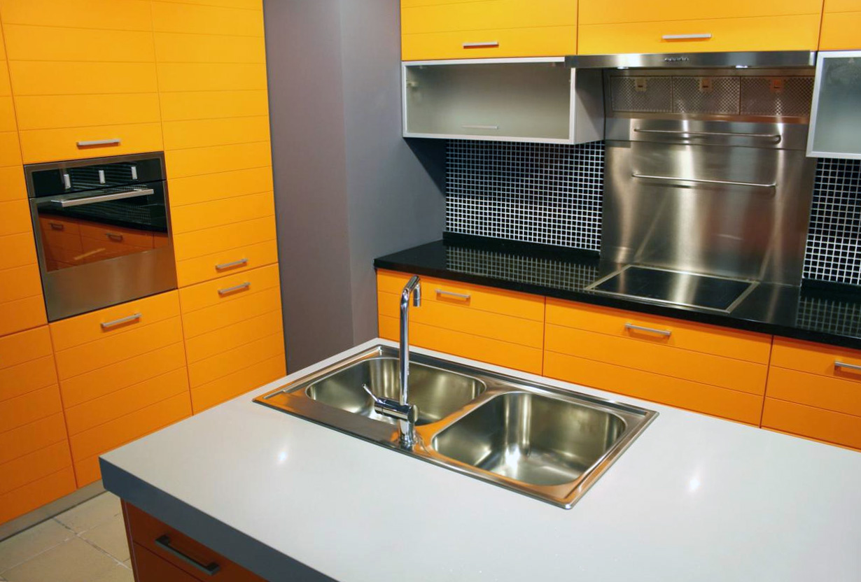 Сочетание оранжевого, черного и белого цветов в интерьере кухни