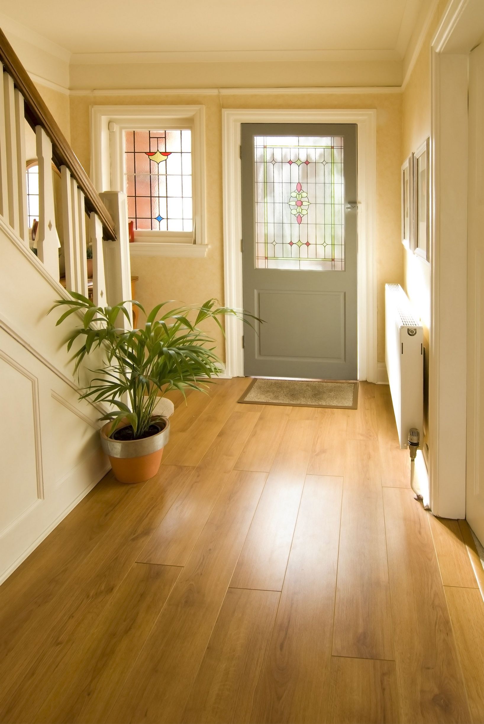 Светло-коричневый ламинат в коридоре частного дома