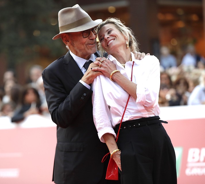 Режиссер и его жена нежно обнимались на красной дорожке на глазах у фотографов. Фото: EAST NEWS