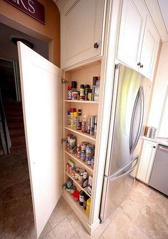 Ограждение холодильника мебелью