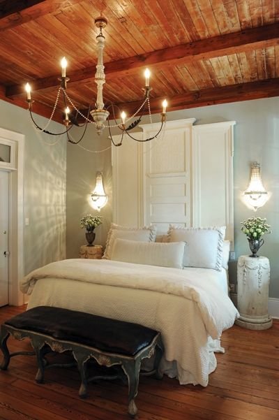 Давящий деревянный потолок в маленькой спальне