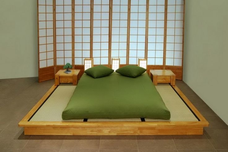 Минимализм японского стиля применим к маленькой спальне