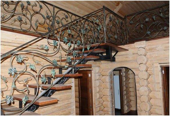 Металлическая лестница в деревянном доме должна иметь только деревянные ступени, иначе – беспорядок с эстетической стороны