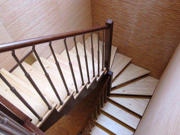 На фото - обычная П-образная лестница с использование забежных элементов На фото - обычная П-образная лестница с использование забежных элементов