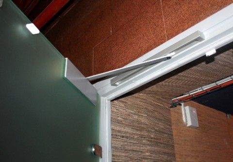 Фиксация двери в открытом положении Фиксация двери в открытом положении
