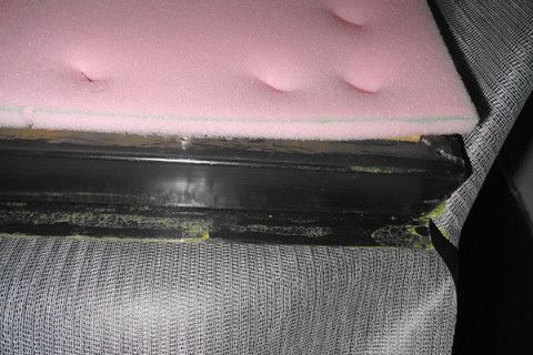 Приклеивание поролона к металлической двери Приклеивание поролона к металлической двери