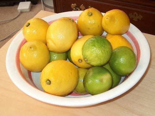 Лимоны и лаймы в миске