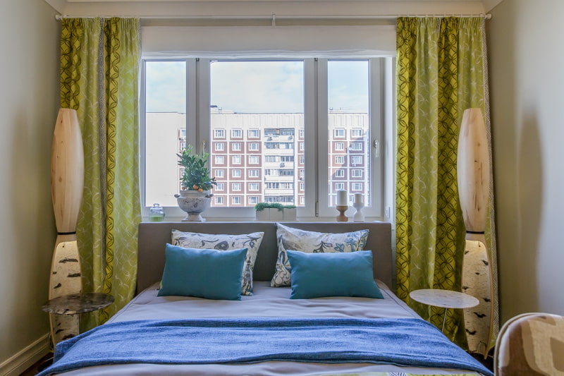 Дизайн спальни окно напротив кровати
