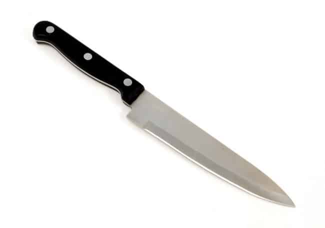 Острый кухонный нож подходит для очистки силикона