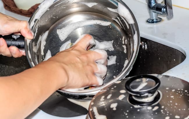 Процесс очистки нержавеющей посуды мылом