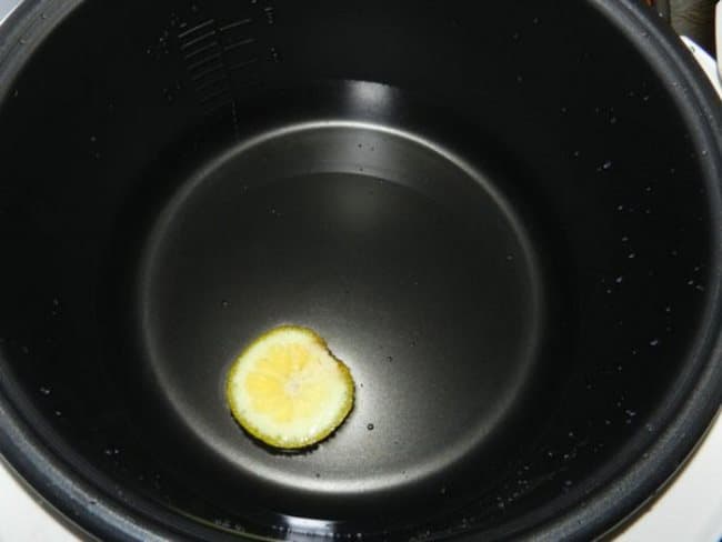 Кипячение дольки лимона поможет избавиться от запаха пластмассы