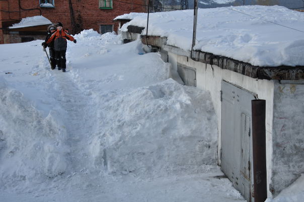 Скопление снега на односкатной крыше гаража