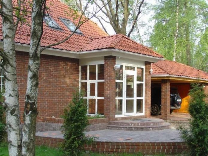 Закрытое крыльцо с крышей из металлочерепицы