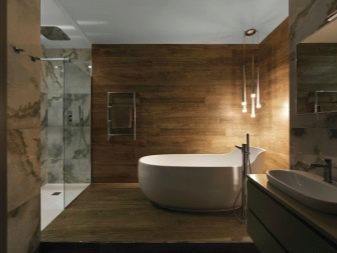 Плитка под дерево в интерьере ванной: варианты отделки и особенности выбора