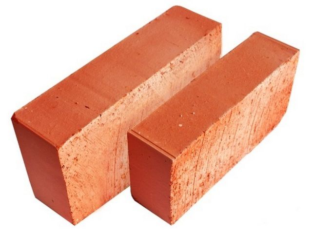 Красный обожженный полнотелый кирпич - то, что требуется для обкладки печи