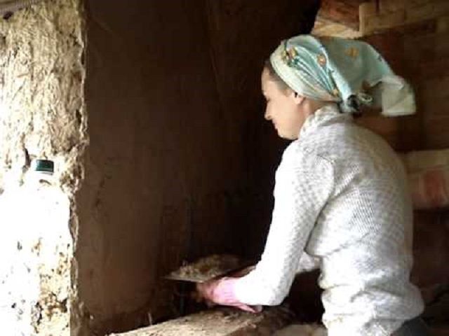 Наброска и выравнивание глиняно-опилочной смеси