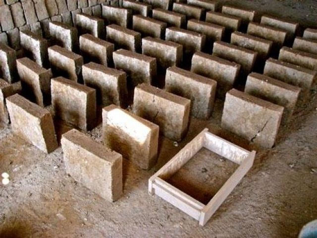 Изготовление глиняно-опилочных блоков-матов в самодельных формах
