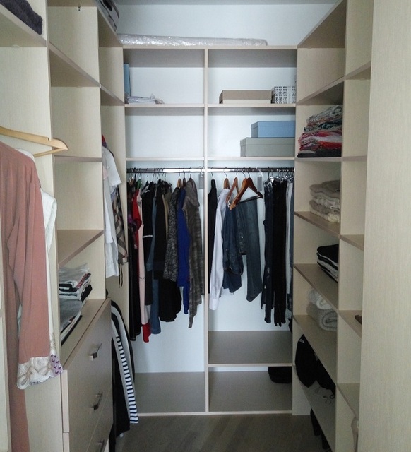  П-образное размещение шкафов и стеллажей в прямоугольной гардеробной комнате.