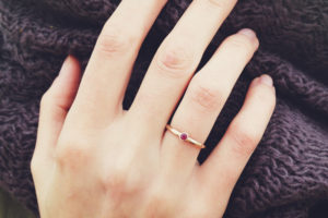 Почему кольцо носят на безымянном пальце