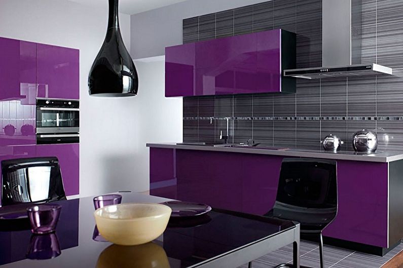 Фиолетовая кухня с серым фартуком