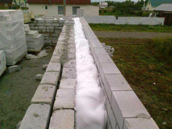 ΠΡΠΏΠΎΠ»ΡΠ·ΠΎΠ²Π°Π½ΠΈΠ΅ ΠΏΠ΅Π½ΠΎΠΈΠ·ΠΎΠ»Π° Π΄Π»Ρ ΡΡΠ΅ΠΏΠ»Π΅Π½ΠΈΡ Π ΠΏΡΠΎΠ΅ΠΌ ΠΌΠ΅ΠΆΠ΄Ρ Π±Π»ΠΎΠΊΠ°ΠΌΠΈ Π·Π°Π»ΠΈΡ ΠΏΠ΅Π½ΠΎΠΈΠ·ΠΎΠ»