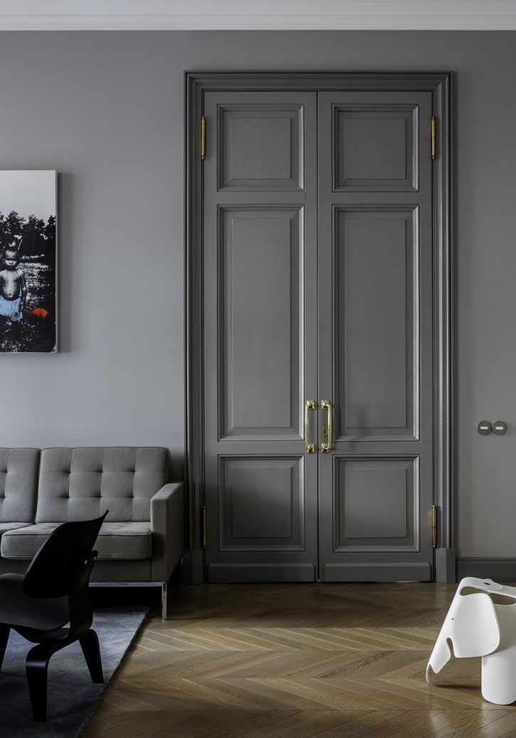 Интерьер с серыми дверями фото:  двери в интерьере превосходны .