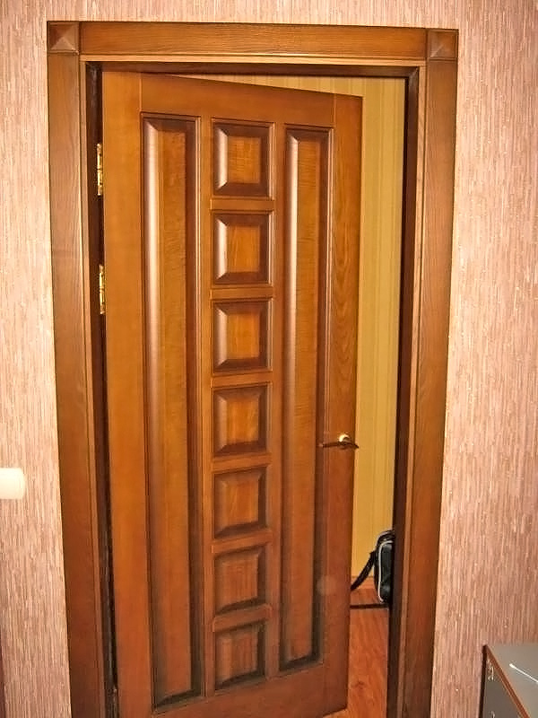 деревянные двери для ванной комнаты фото