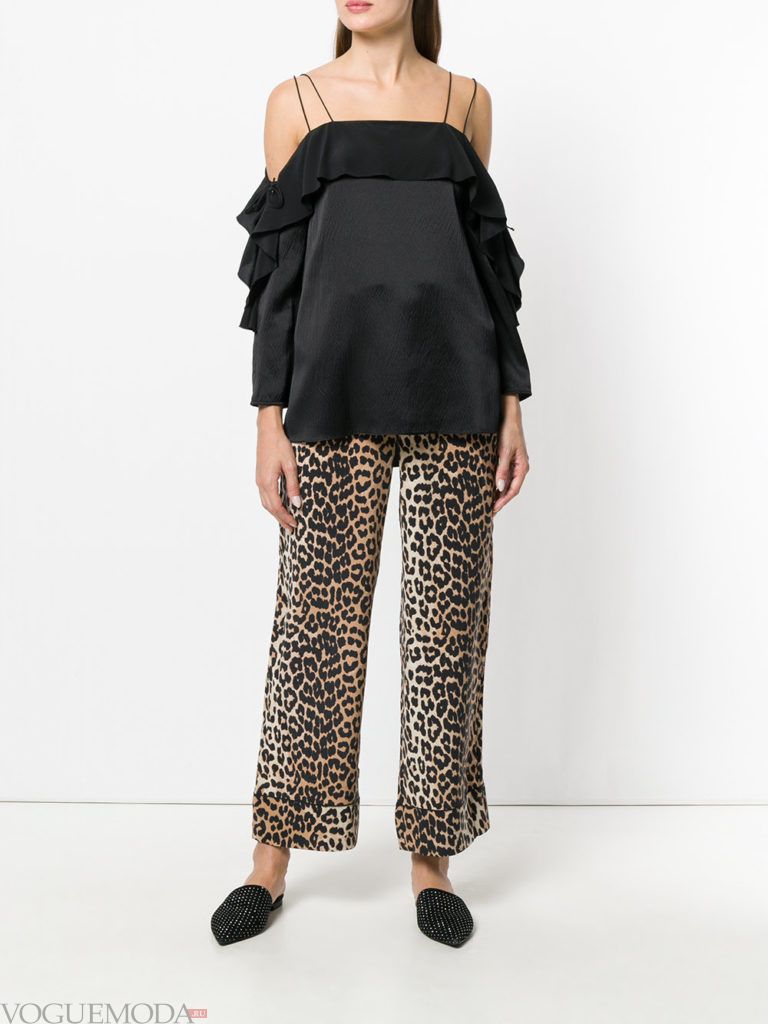 черная блузка с оборками и леопардовые брюки