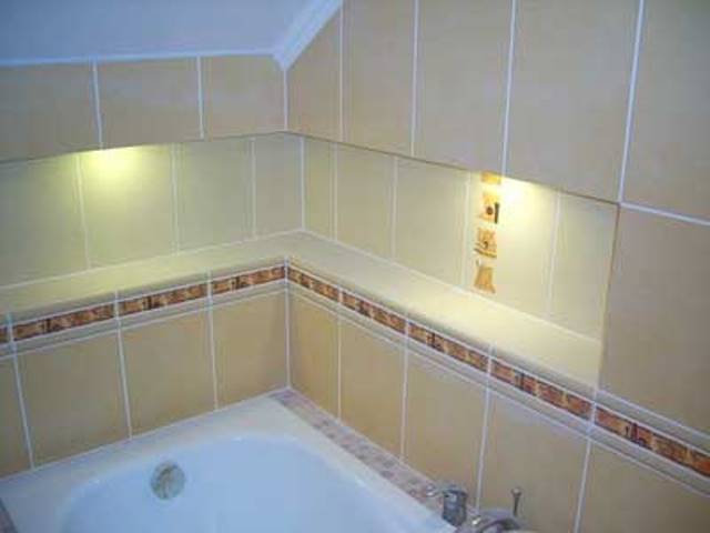 Ванная комната с полками из гипсокартона
