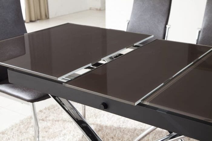 Большой стол – трансформер для гостиной с белой мебелью 