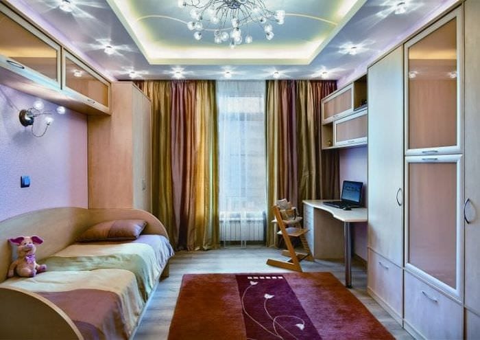 Роскошный натяжной потолок с частичной подсветкой для детской
