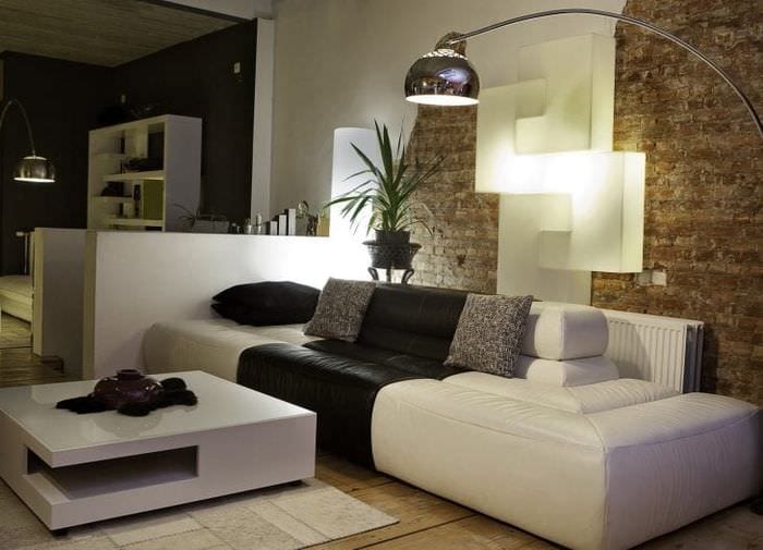 яркий диван в дизайне гостиной