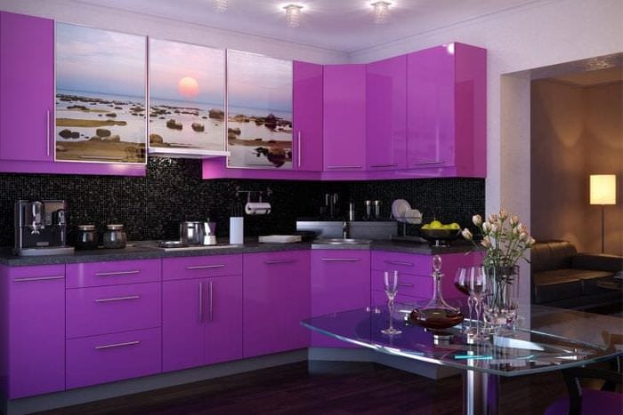 яркий декор кухни в фиолетовом оттенке