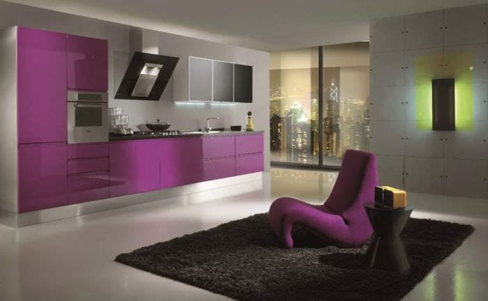 современный интерьер кухни в фиолетовом цвете