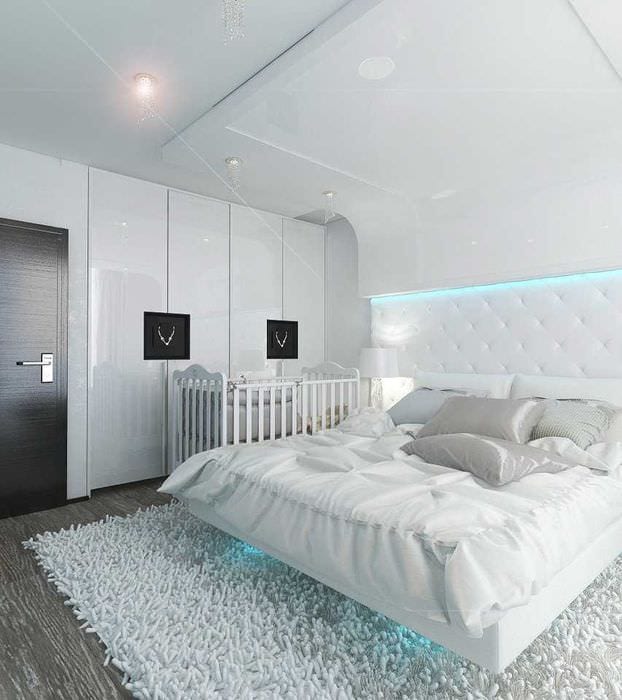 Дизайн спальни с белой мебелью в современном стиле с обоями