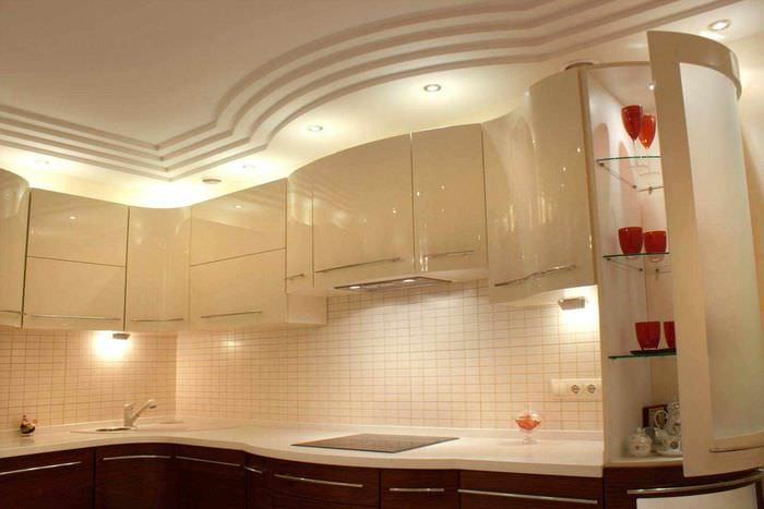пример светлого дизайна потолка кухни