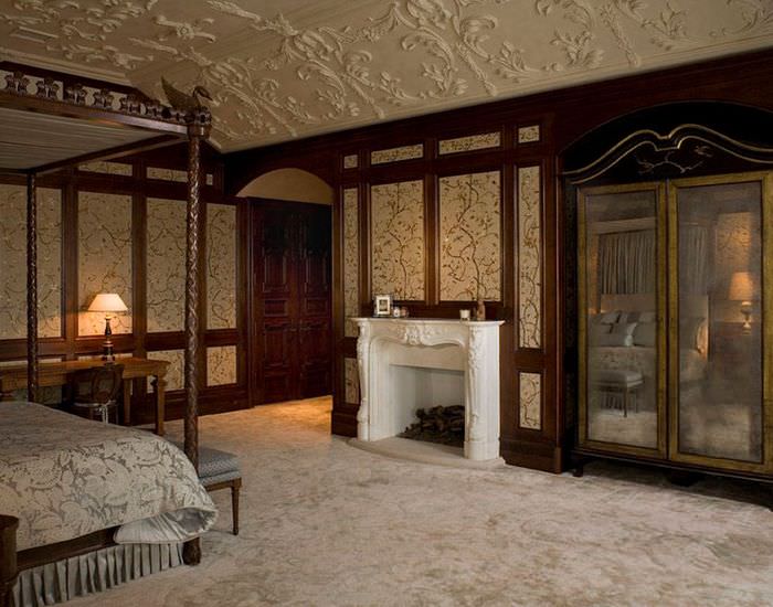 Дизайн спальни в готическом стиле с декорированием молдингами