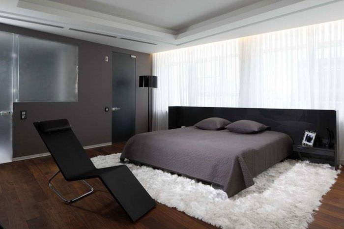 Спальня с темной мебелью в стиле хай-тек