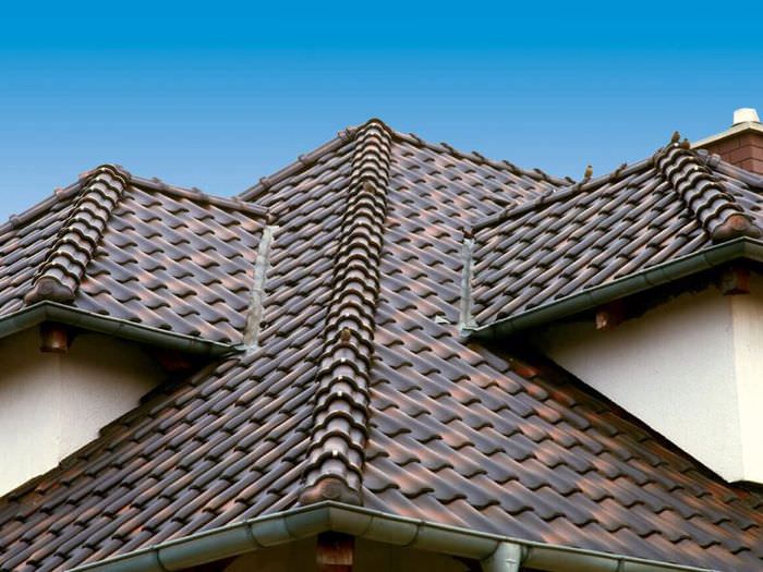 Крыша с керамической черепицей на немецком доме