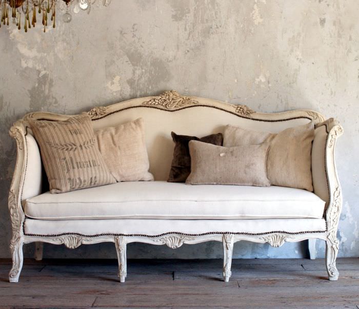 Подушки с наволочками из мешковины на диване в стиле прованс