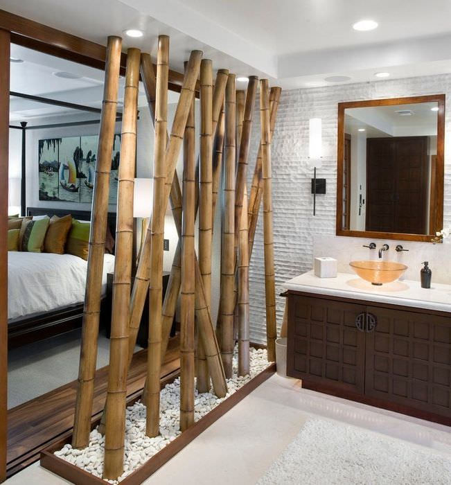 Декоративная перегородка из бамбука между умывальником и спальней