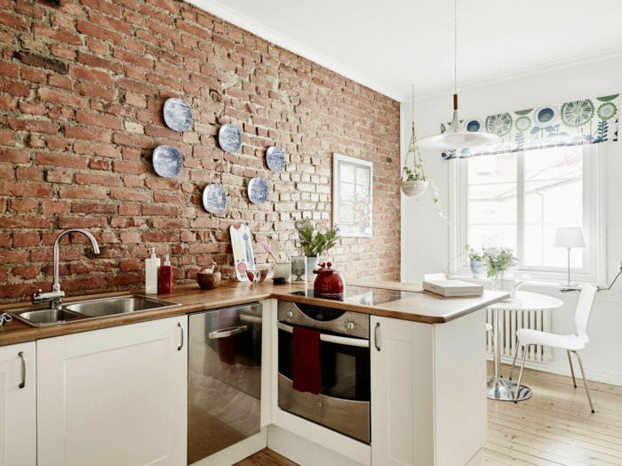 Интерьер кухни в доме с кирпичными стенами