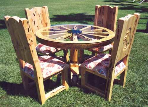 Садовый столик из колеса от телеги фото